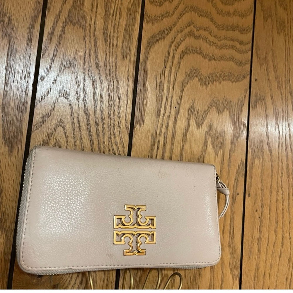 Tory Burch Cream Wallet with Gold Logo - Picture 10 of 15